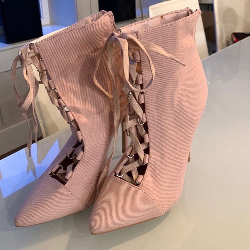Shoe Republic LA - size 7